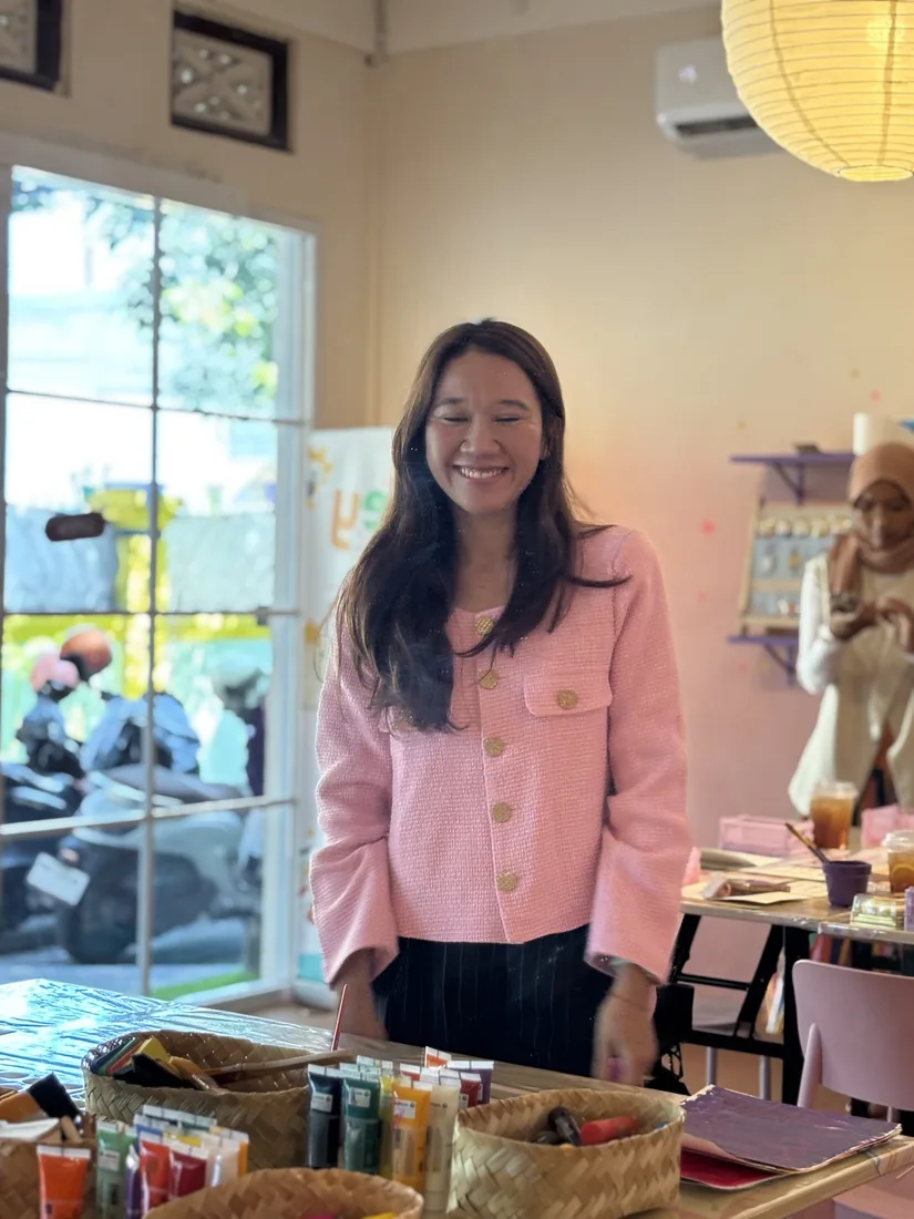 Host welcoming guests to the art zine workshop