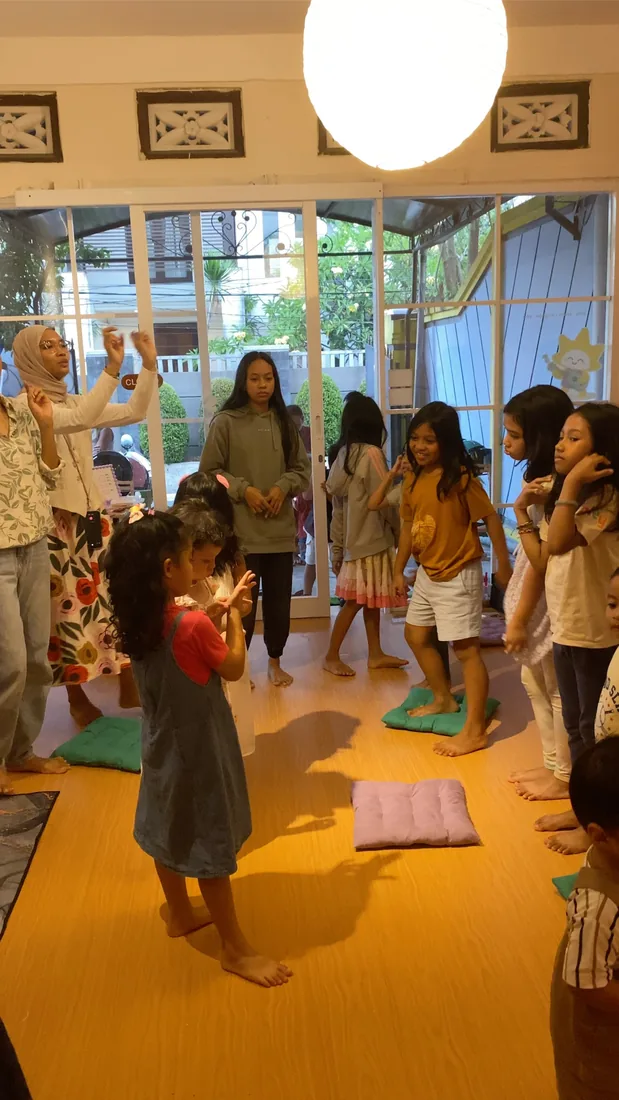 Kids dancing during the ice-breaker
